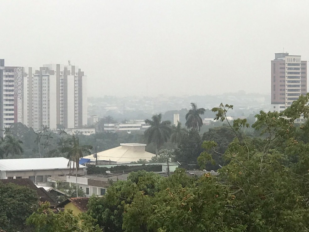 Fumaça de queimdas no bairro Aleixo Zona Centro-Sul de Manaus. Foto feita em 22 de novembro de 2023 — Foto: Hariel Fontenelle/Rede Amazônica