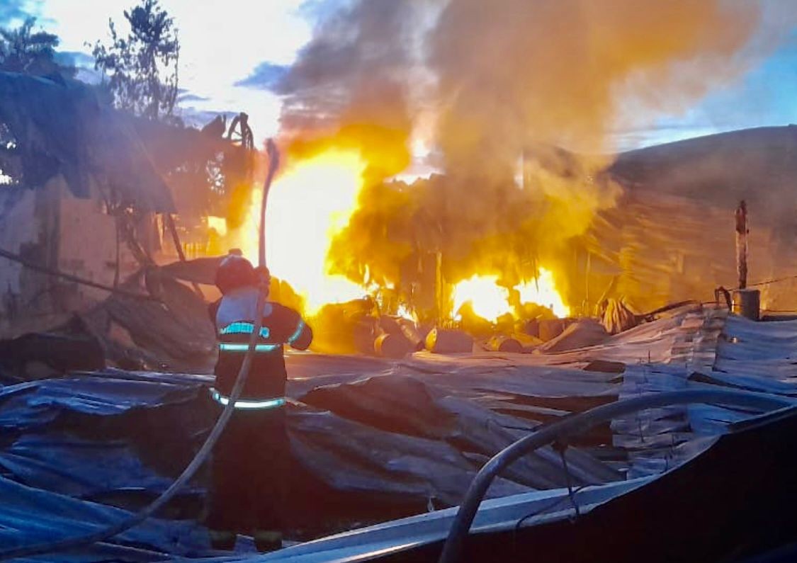 Incêndio atinge fábrica de colchões no interior do Amazonas; VÍDEO