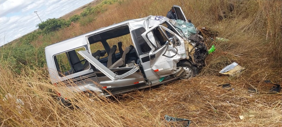 A van ficou totalmente destruída durante a colisão com o carro. — Foto: Reprodução