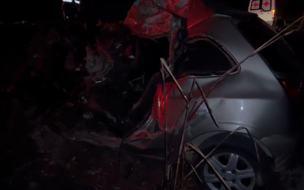 Carro ficou destruído após bater em carreta no Oeste da Bahia — Foto: Marlon Ferraz