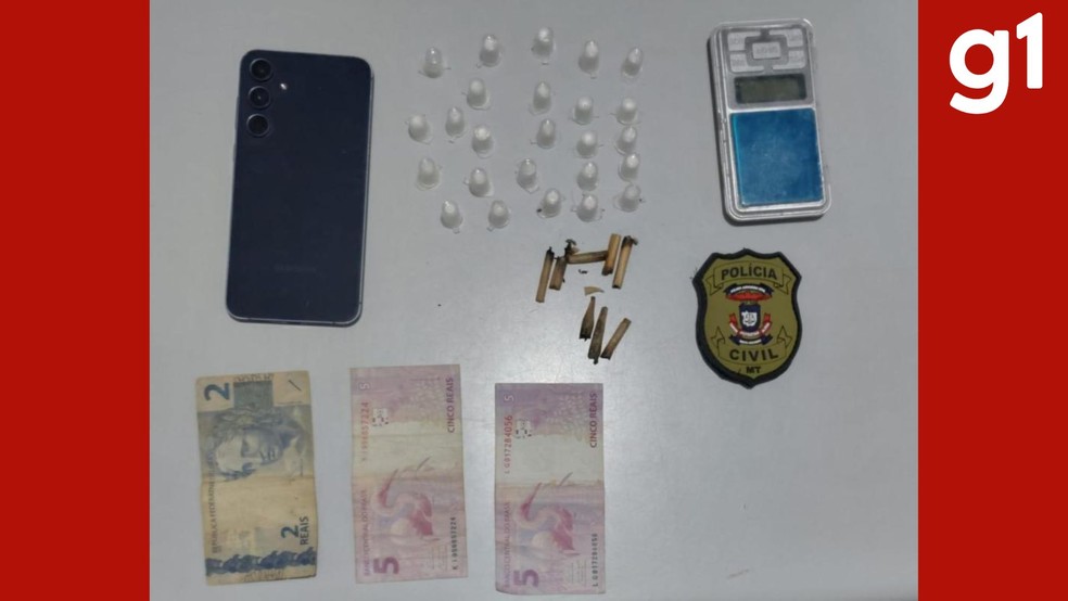 24 pinos de cocaína preparados para comercialização, além de dinheiro em espécie e aparelhos celulares apreendidos — Foto: Reprodução