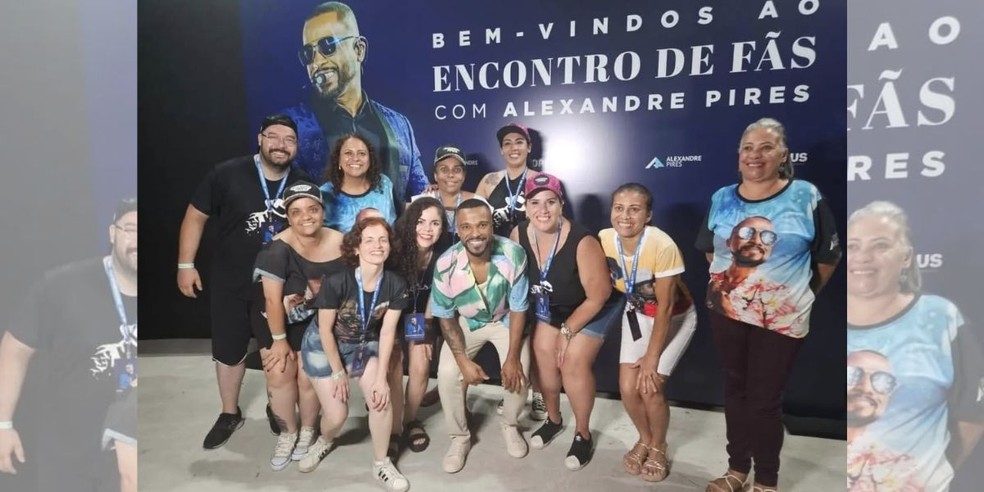 2 de 3
Luisa Castro e f&atilde;s de Alexandre Pires durante encontro com cantor em S&atilde;o Paulo &mdash; Foto: Arquivo pessoal