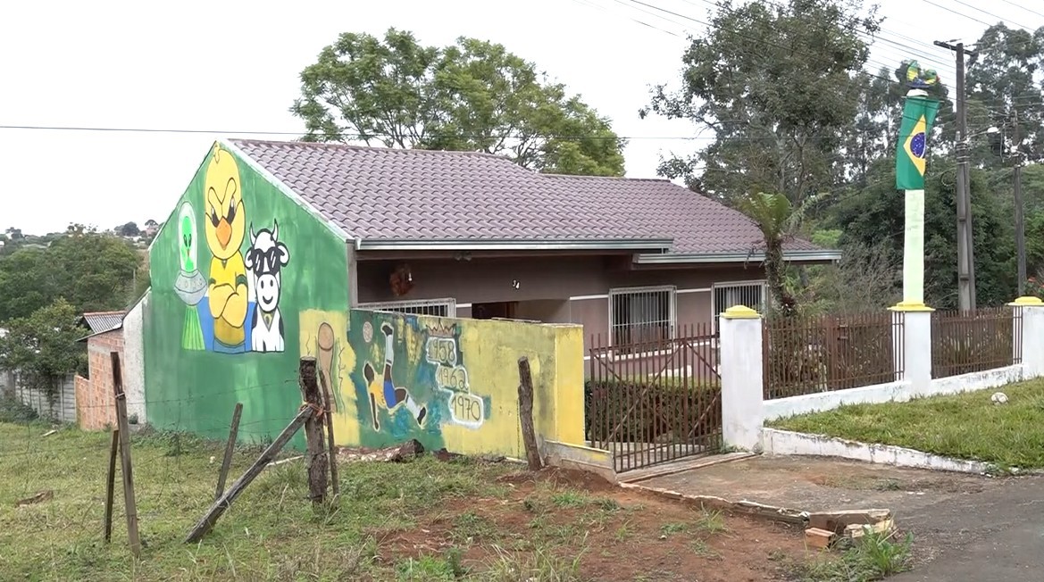 Torcida de outro mundo? Família paranaense pinta a própria casa com ET em clima de copa: 'Hexa também pode cair no Brasil'