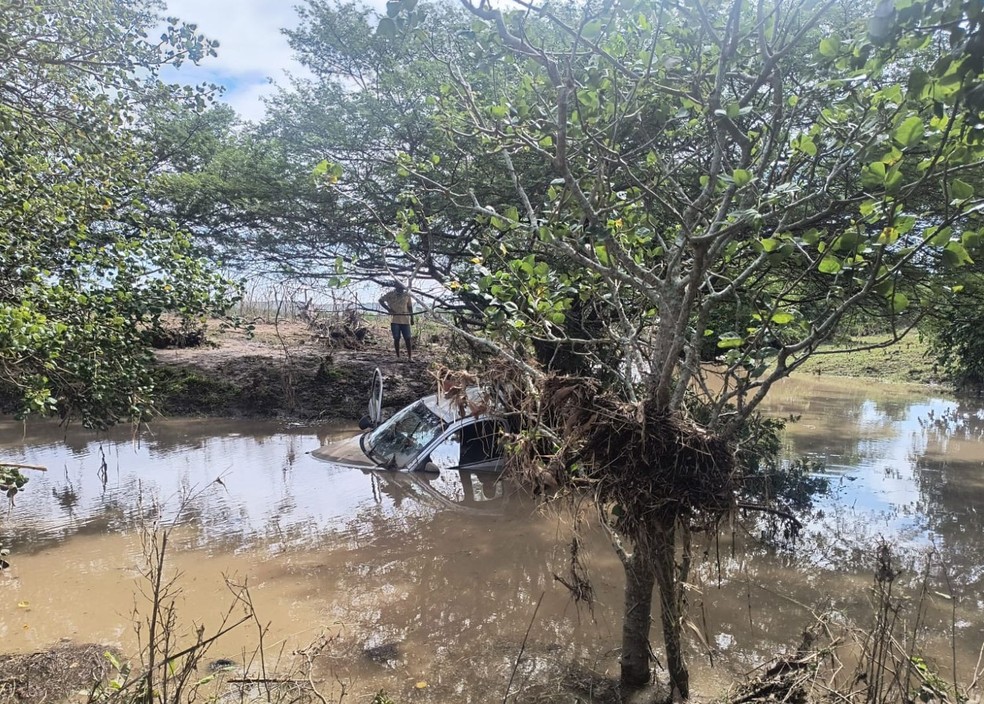 Duas pessoas morrem após carro ser arrastado pela chuva em Simão Dias. — Foto: Sérgio Roberto Santos