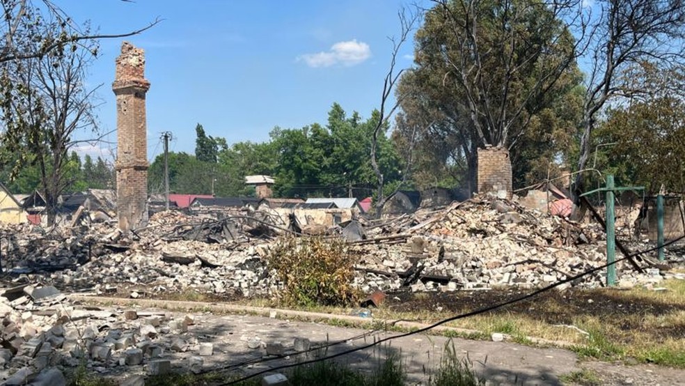 Cidades como Rodynske, agora, estão em escombros, esmagadas pelos ataques aéreos da Rússia — Foto: BBC