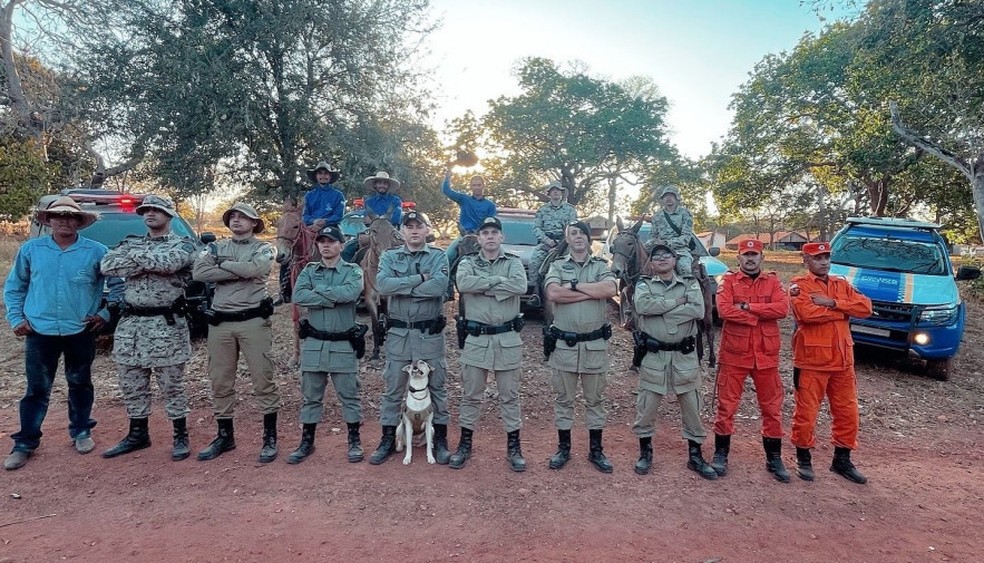 Grupo formado por policiais do Tocantins e do Goiás, Bombeiros e funcionários da fazenda que o idoso se perdeu — Foto: Divulgação/ Ascom 7ª CIPM