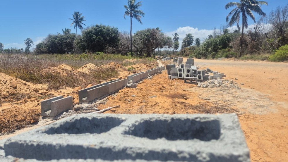 Construção de muro em Lagoa do Cauípe levanta debate no CE. — Foto: Gabriela Feitosa/g1 CE