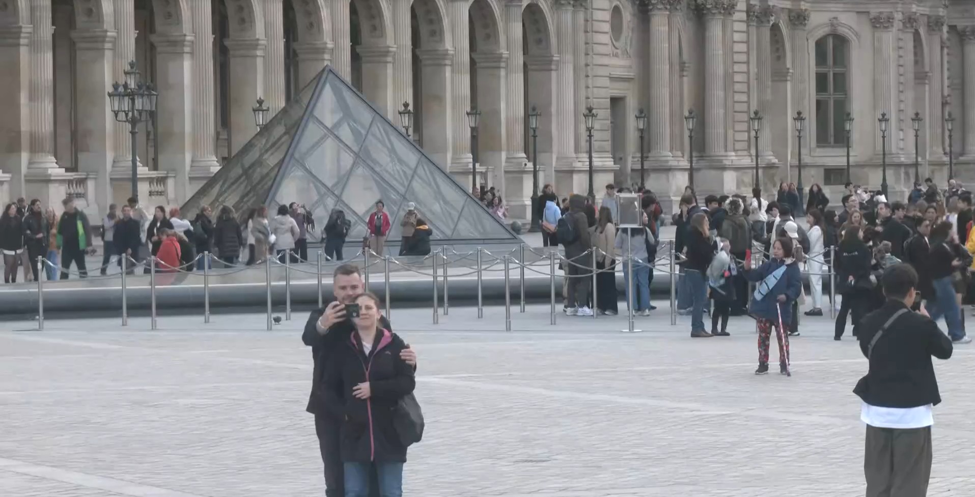 Museu do Louvre reabre para visitantes pela primeira vez após roubo de joias