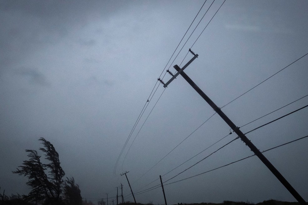 Furacão Beryl tombou postes da rede elétrica na Jamaica, em 3 de julho de 2024 — Foto: REUTERS/Marco Bello