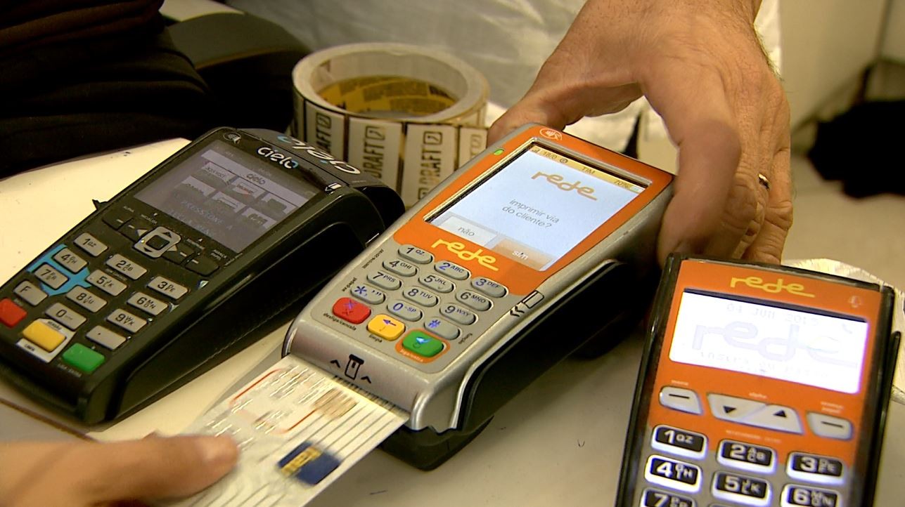 Três pessoas são presas em Maceió em operação contra desvio de maquininha de cartão de crédito para jogos de azar