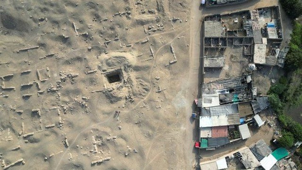 A cerca de 50 metros da escavação estão algumas casas que podem ter sido chave para que o túmulo não fosse saqueado — Foto: EPA/via BBC
