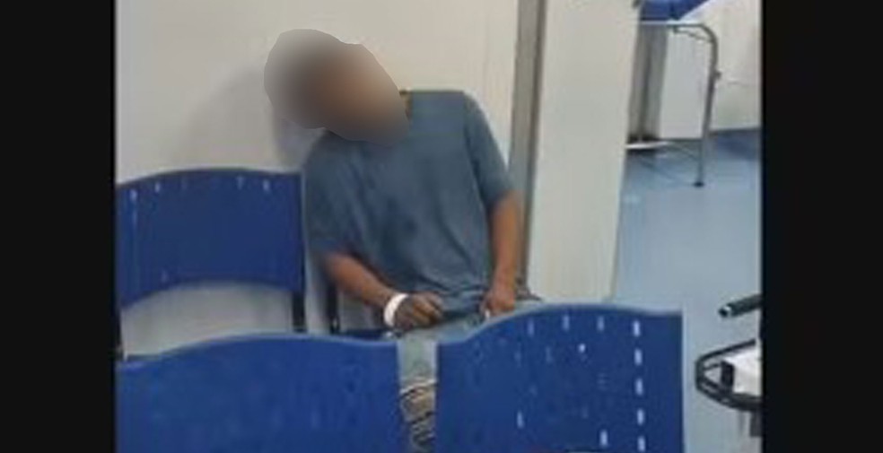 Paciente já desacordado enquanto aguardava atendimento na UPA — Foto: Reprodução
