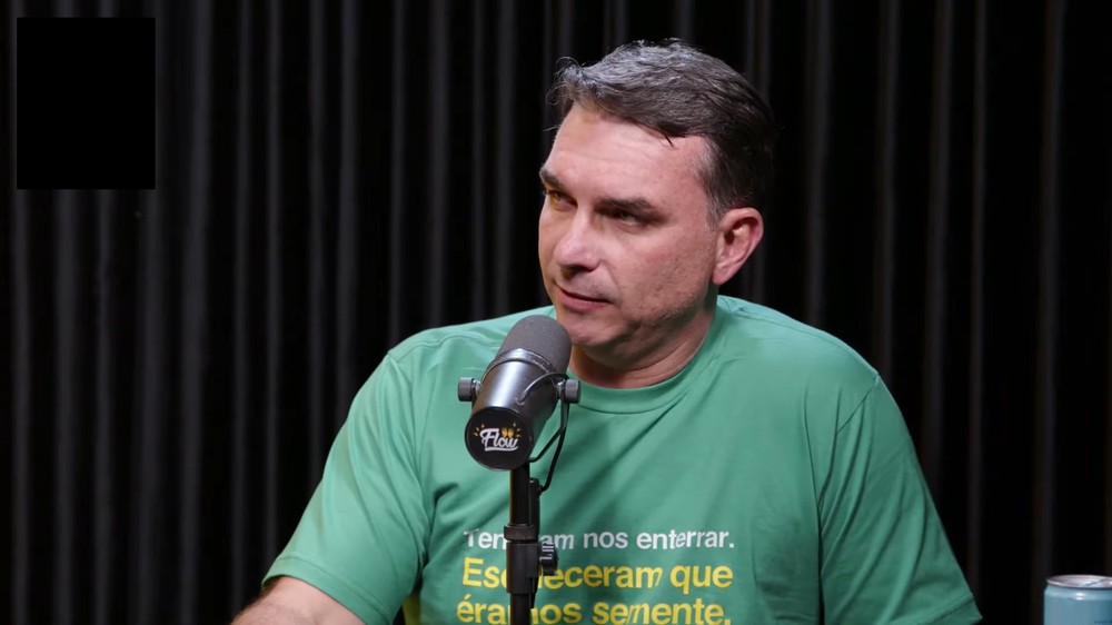Flávio Bolsonaro pede a Donald Trump o adiamento de tarifas sobre produtos brasileiros