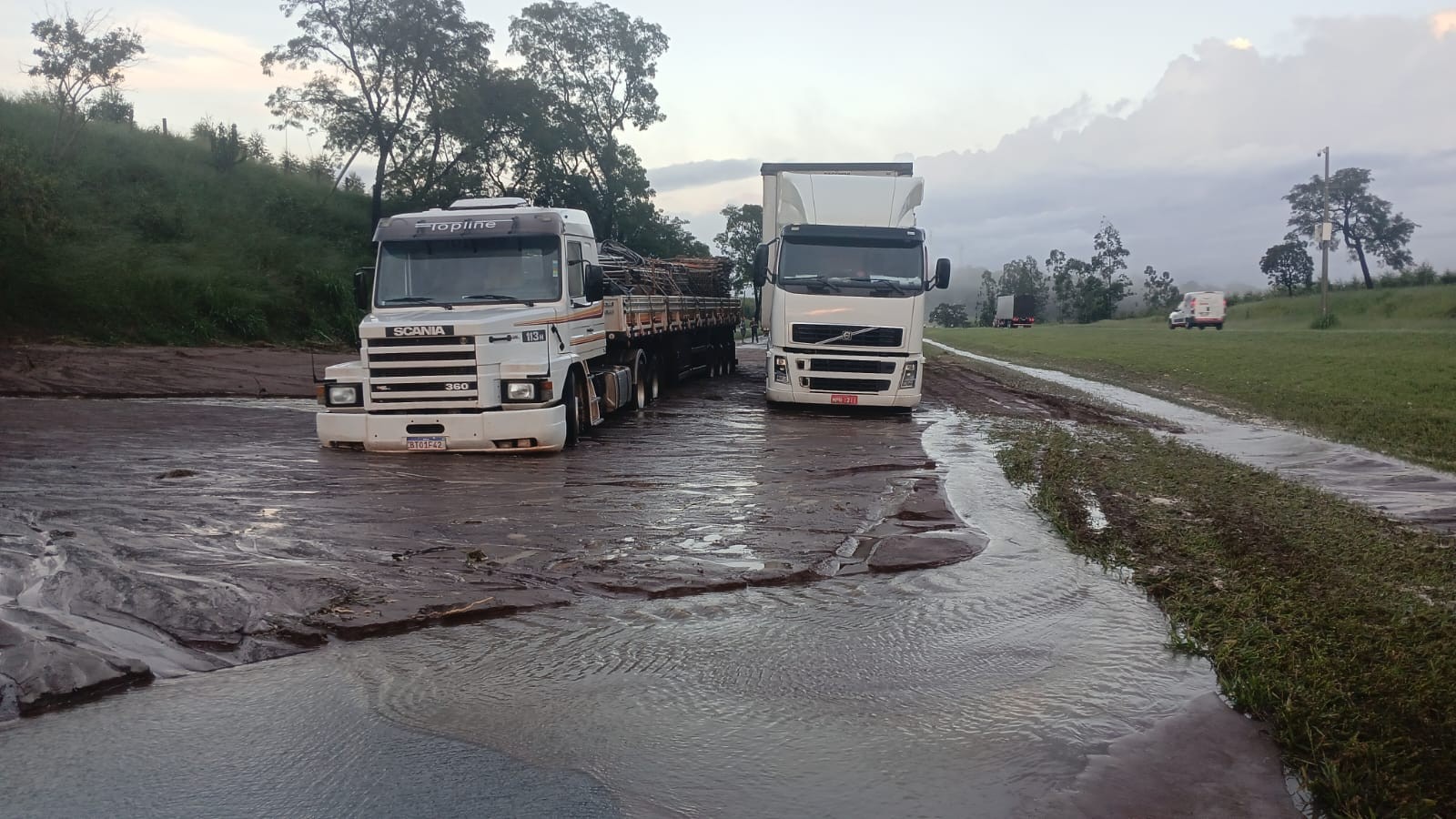 Lama invade pista e bloqueia Rodovia Washington Luís no interior de SP