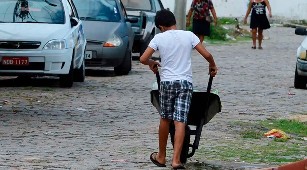 Criança trabalhando, em foto de arquivo — Foto: Valter Campanato/Agência Brasil