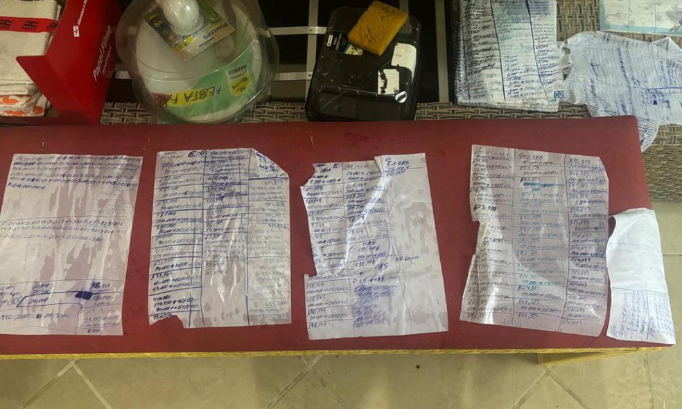 Polícia diz que anotações do tráfico de drogas foram encontradas com a suspeita — Foto: Divulgação/SSP-BA