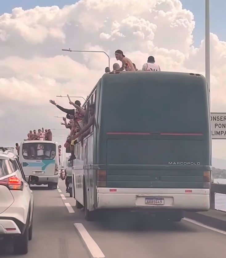 Torcedores do Flamengo atravessam Ponte Rio-Niterói em teto de ônibus