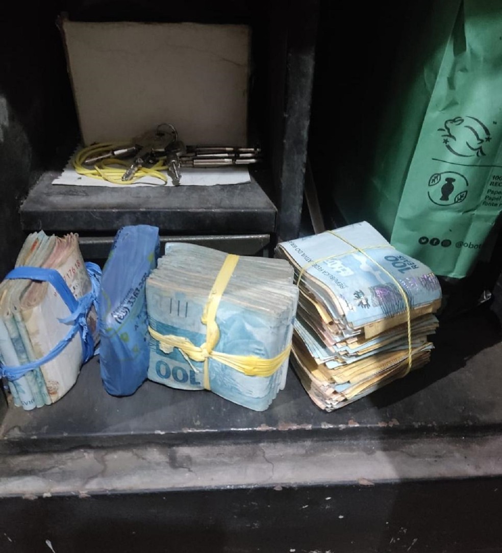 Maços de dinheiro apreendidos durante oparação  Foto: Divulgação/FICCO-TO