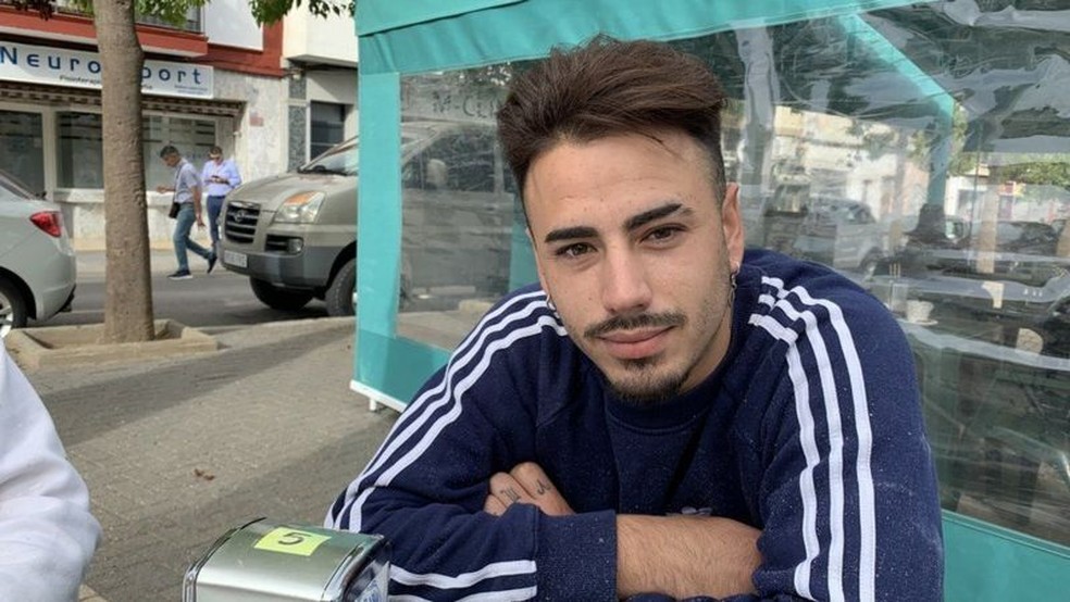 Para Francisco Javier Guerra, pintor e decorador local, culpa &eacute; dos pais dos meninos envolvidos &mdash; Foto: BBC