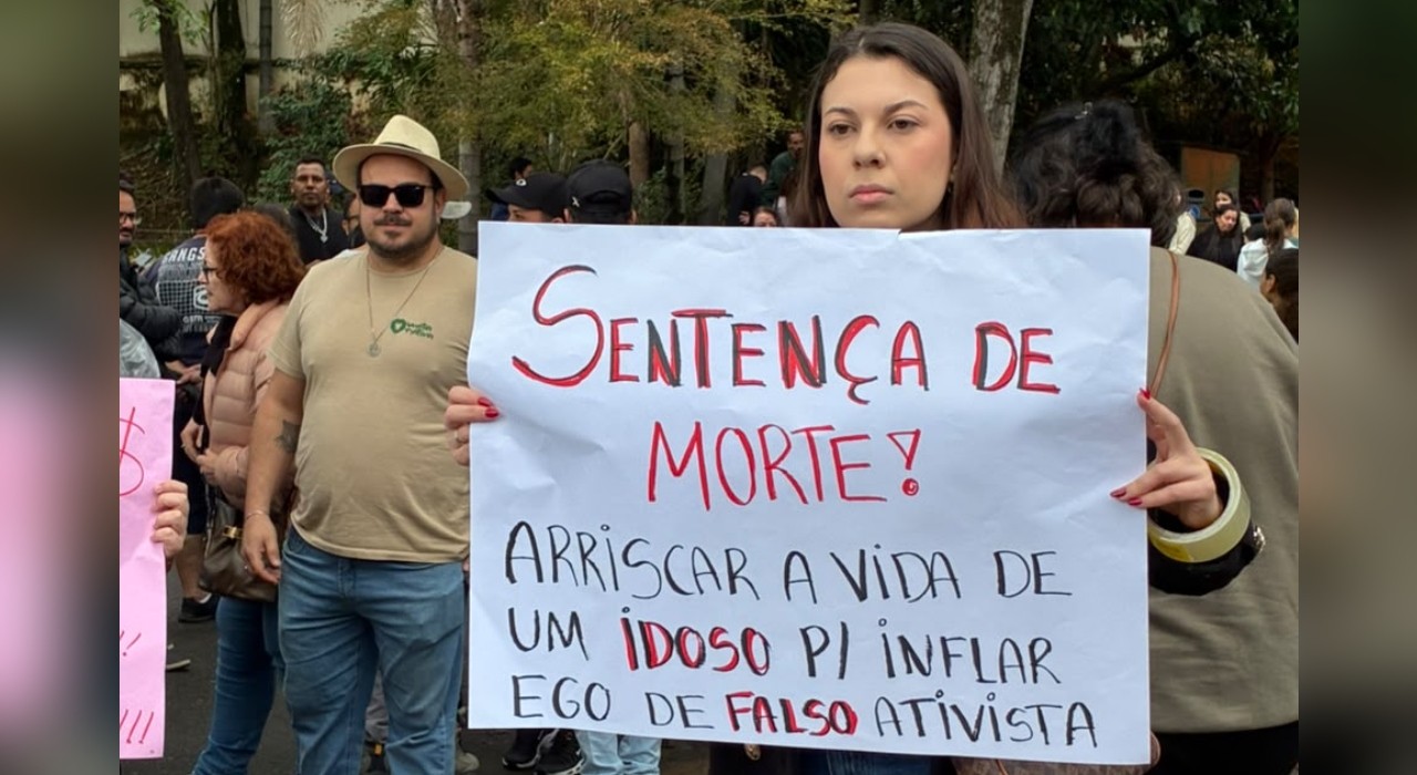 Moradores de Sorocaba exibem cartazes contra transferência de elefante Sandro: ‘Sentença de morte’