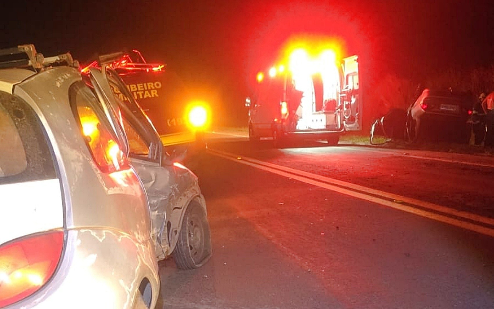 Batida entre dois carros deixa seis feridos na MG-050, em Passos, MG