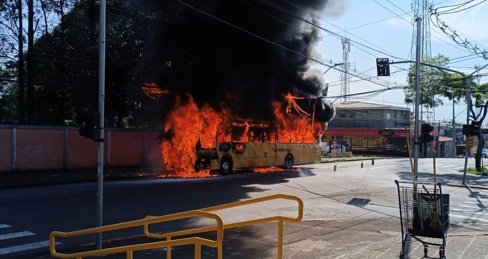 Ônibus do transporte coletivo de Londrina pega fogo; veículo transportava passageiros — Foto: Leandro do Carmo Pereira/colaboração