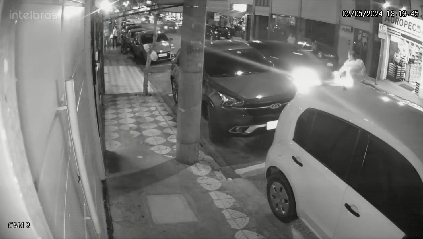 Mulher é arremessada ao ser atropelada por carro em São Roque; vídeo