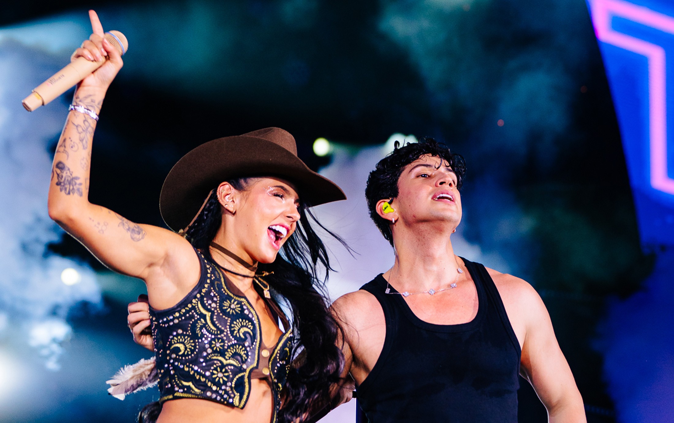Léo Foguete faz farra com Ana Castela no palco do Ribeirão Rodeo Music em Ribeirão Preto, SP