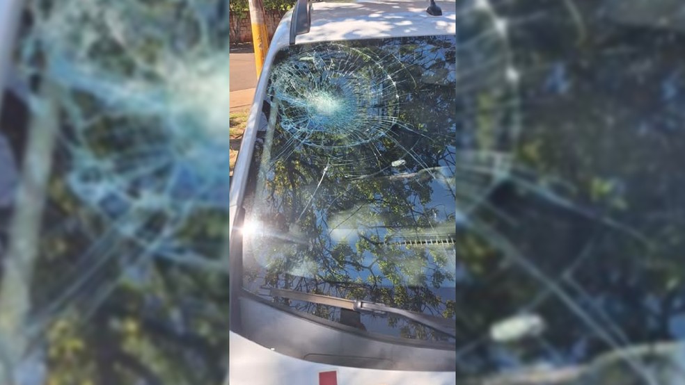 2 de 2
Tr&ecirc;s homens foram presos depois de vandalizarem viaturas da Pol&iacute;cia Militar, em Santa Cruz do Rio Pardo (SP) &mdash; Foto: Di&aacute;rio Cidad&atilde;o/Reprodu&ccedil;&atilde;o