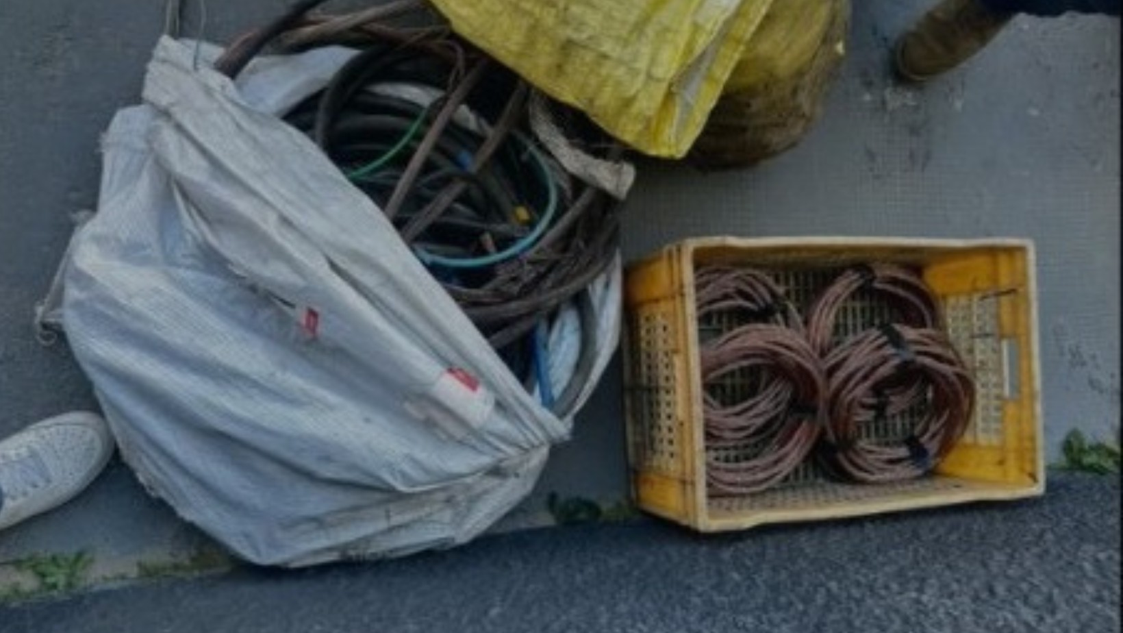 Polícia apreende 400 kg de fios de cobre e prende quatro pessoas em Caraguatatuba, SP