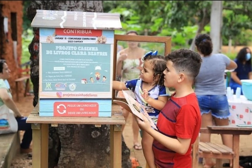 Os moradores de Compra Fiado, no interior do Ceará, têm uma biblioteca comunitária com mais de 800 exemplares. — Foto: Divulgação