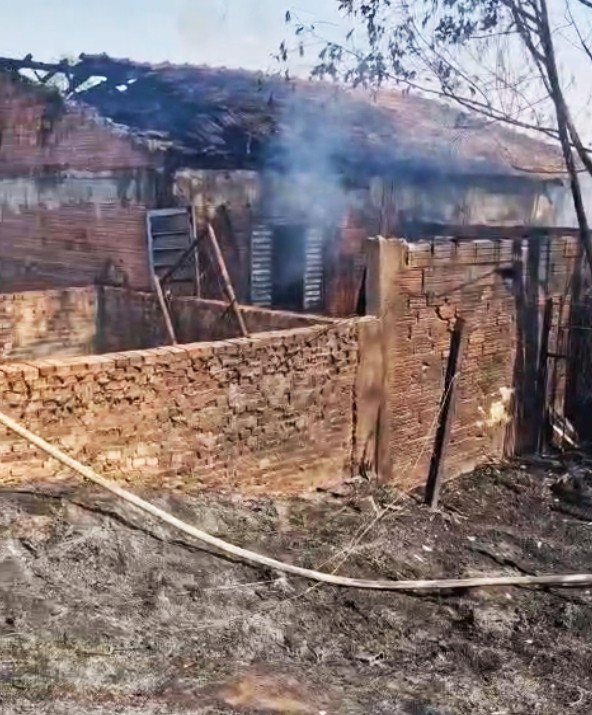 Queimada em vegetação atinge casa e deixa família desalojada em Piracicaba