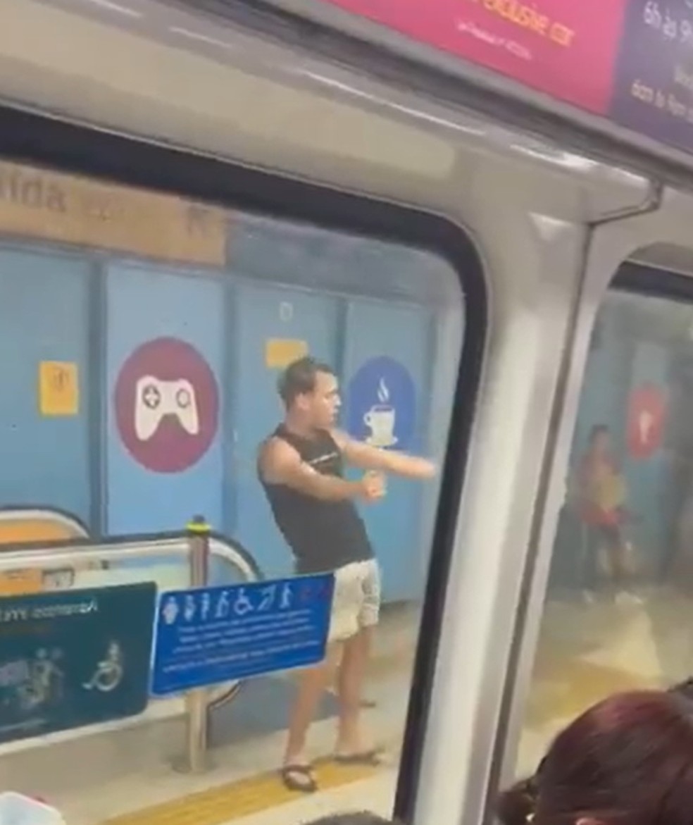 Homens xingam e fazem gestos obscenos para mulheres após serem expulsos de vagão feminino do metrô — Foto: Redes sociais