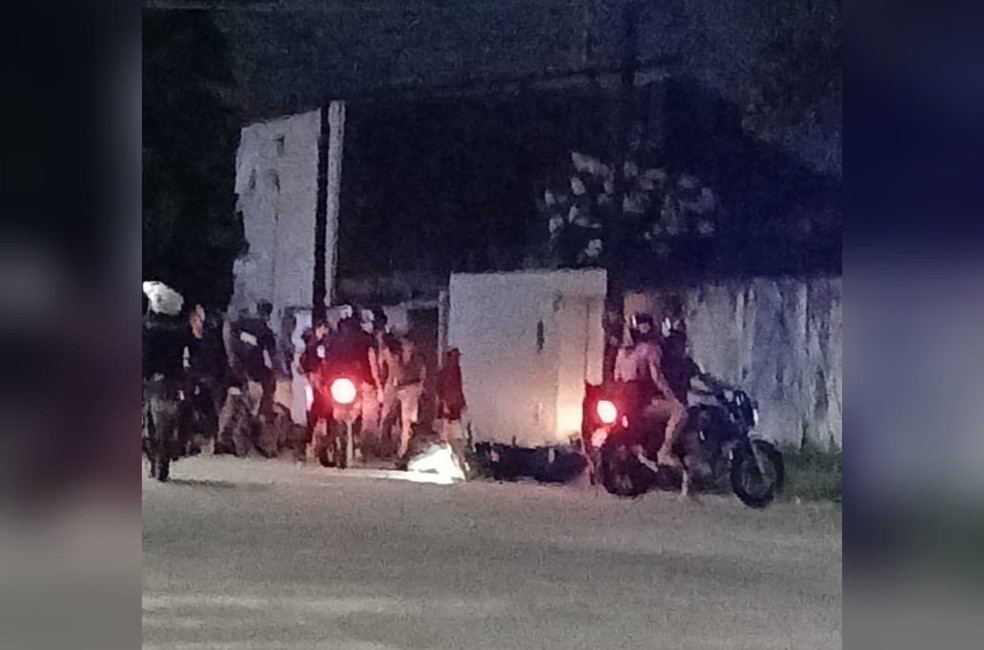 Ao chegarem ao local, os policiais encontraram um homem em óbito, ao lado de uma motocicleta modelo Fazer 250. — Foto: Reprodução