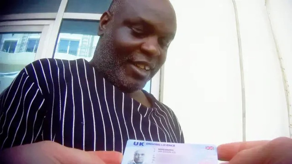 Mwesigwa mostrou sua carteira de motorista britânica. Ele afirmou ter trabalhado como motorista de ônibus em Londres. — Foto: BBC