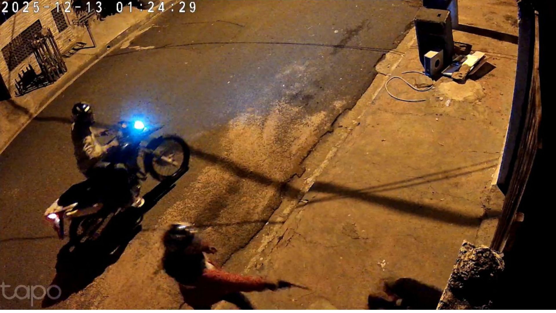 VÍDEO: homem é morto a tiros por dupla em moto na calçada de casa no interior de SP