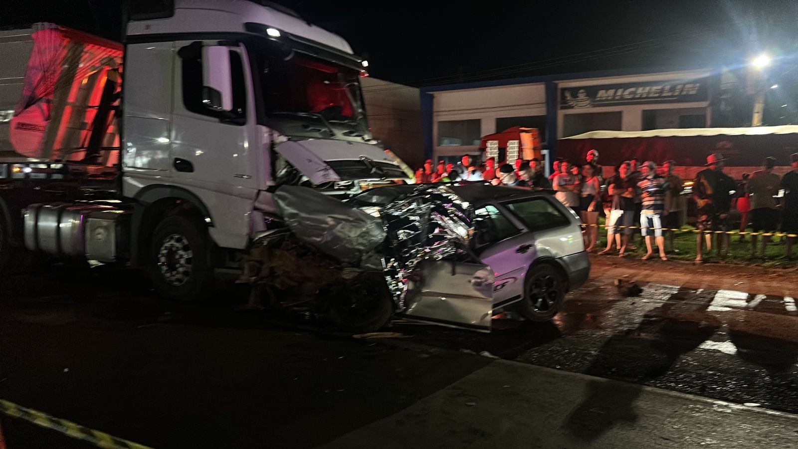 Dois motoristas morrem após batida  entre carro e carreta na BR-163 em MT