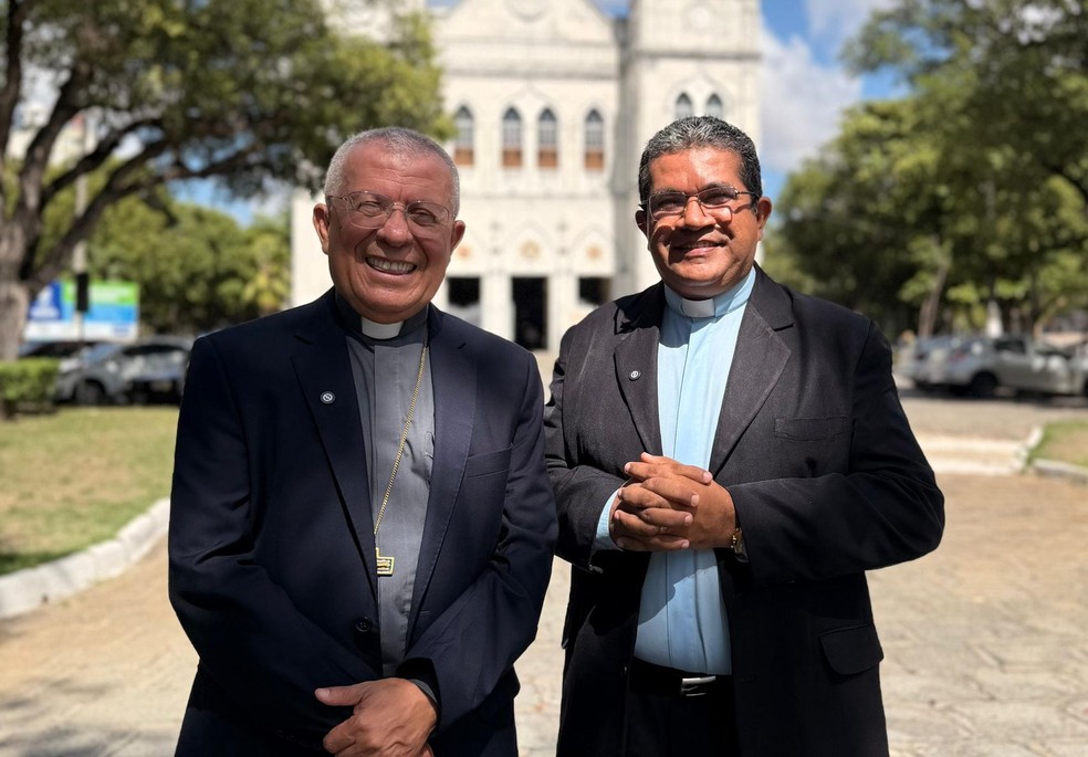 Dom Josafá Menezes e novo bispo auxiliar Monsenhor Jefferson Santos Pinheiro de Aracaju — Foto: Cúria Metropolitana de Aracaju