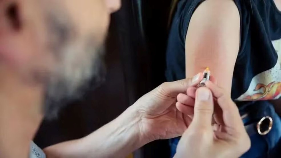 A vacinação contra o HPV é uma das estratégias para reduzir os casos de alguns tumores, como aqueles que afetam o colo do útero. — Foto: Getty Images via BBC