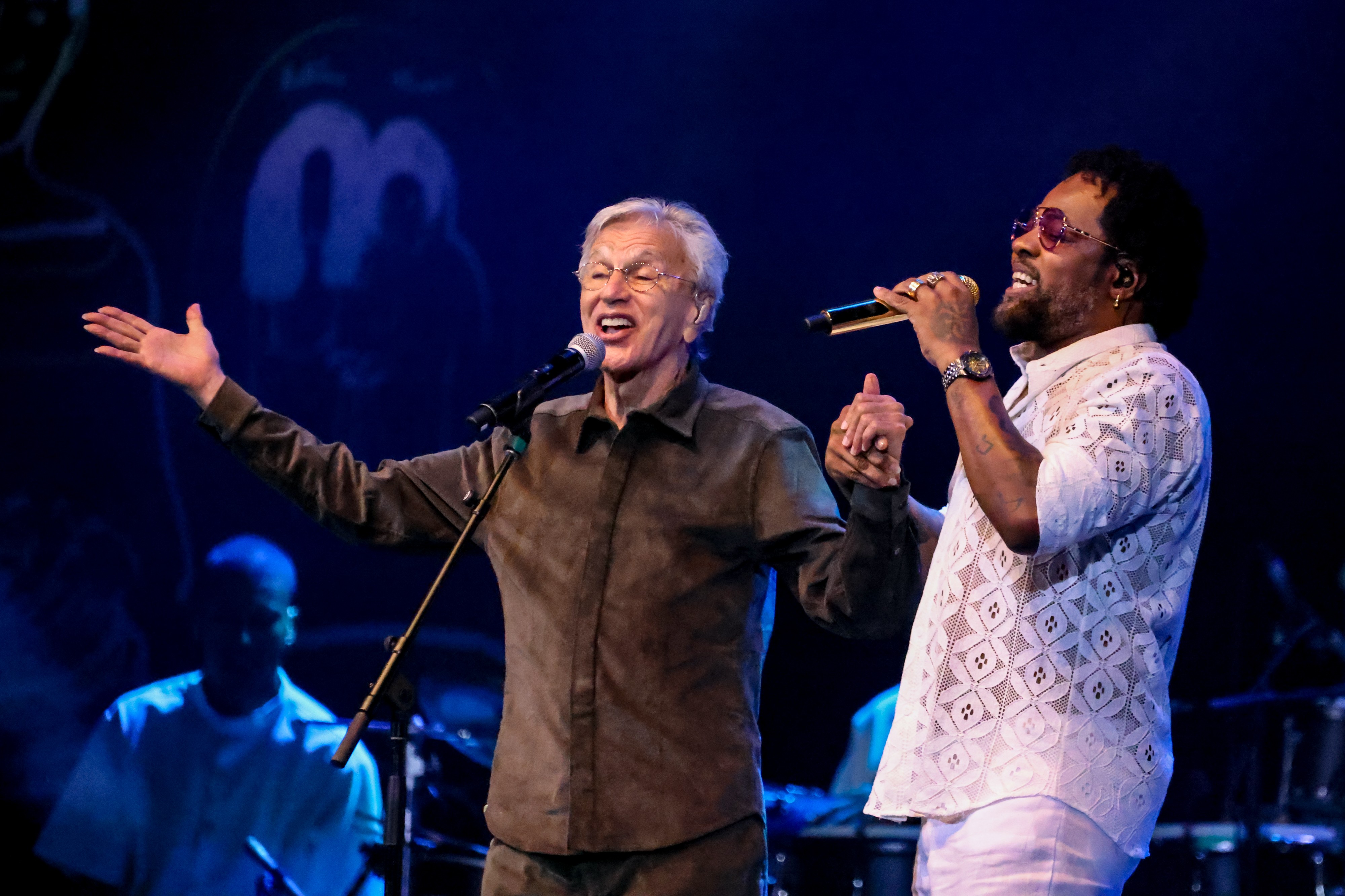 Caetano Veloso canta para o mundo ficar ‘Odara’ ao participar da gravação do show de Xande de Pilares no Rio | Blog do Mauro Ferreira