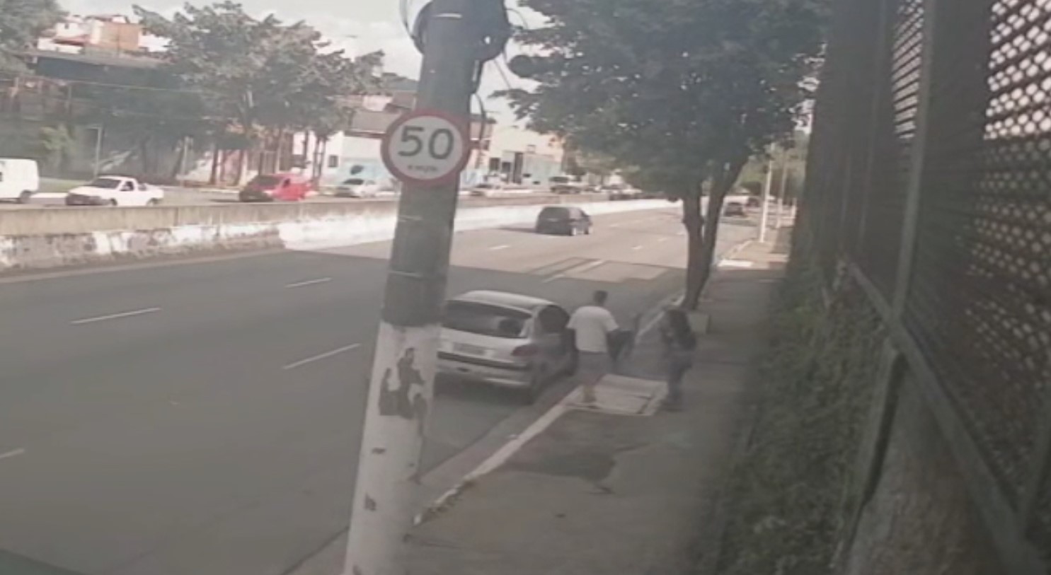 Mulher é atropelada pelo ex, bate contra um poste e fica gravemente ferida na Zona Leste de SP