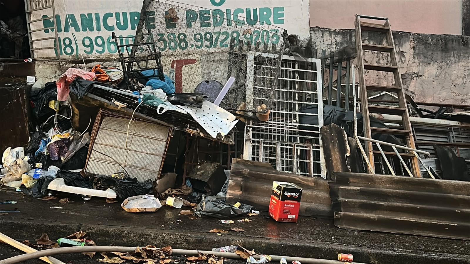 Vizinho é socorrido após inalar fumaça ao tentar ajudar a combater incêndio em casa no interior de SP