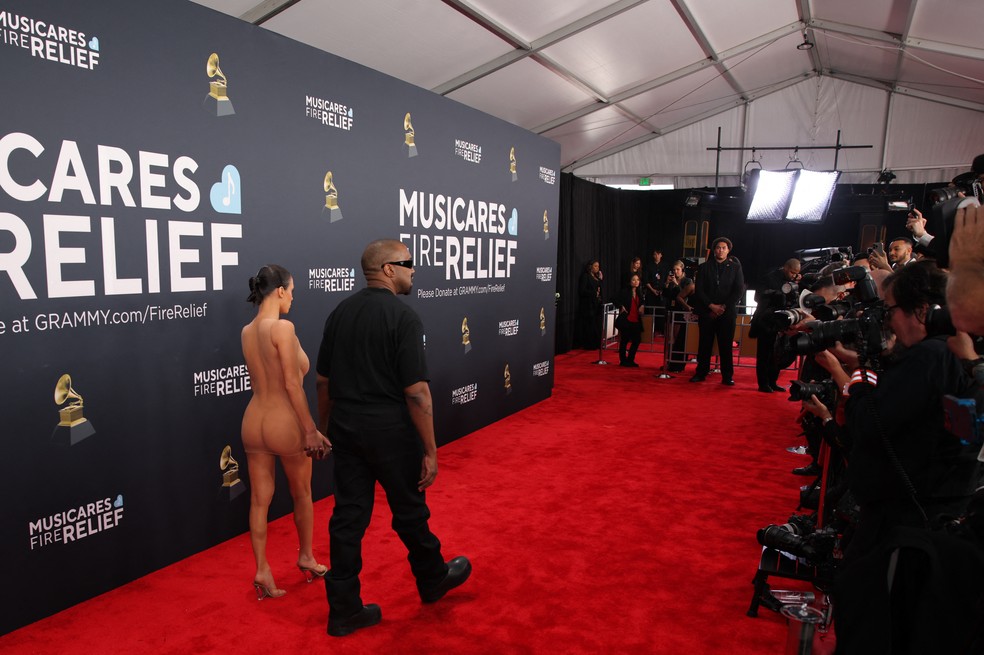 Kanye West e Bianca Censori no tapete vermelho do Grammy, em Los Angeles, em 2 de fevereiro de 2025 — Foto: Reuters/Daniel Cole