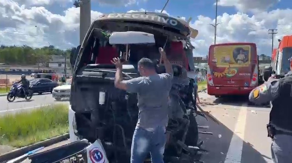 Micro-ônibus após acidente com ônibus na Torquato Tapajós  — Foto: Lane Gusmão/Rede Amazônica