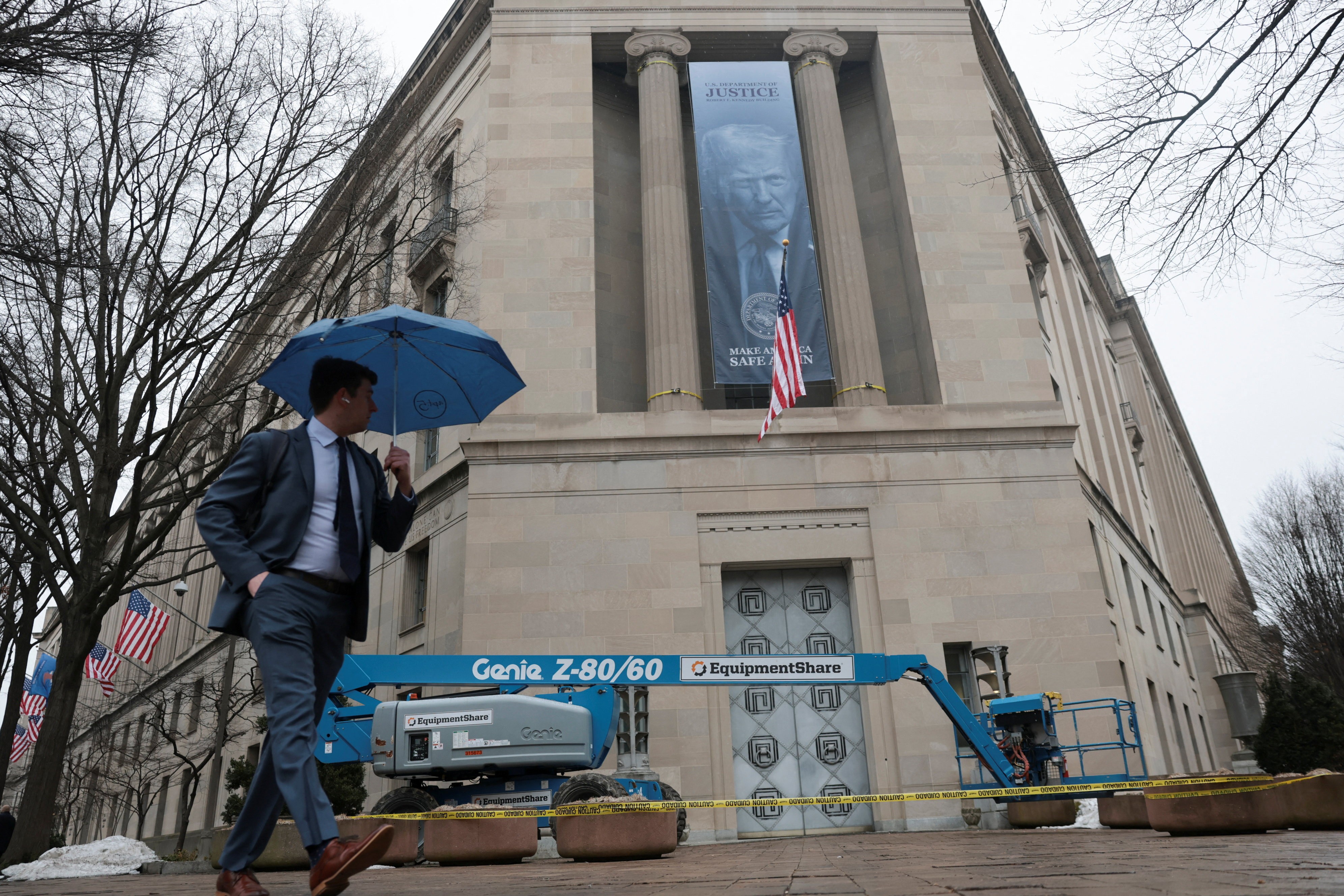 Cartaz de Trump é instalado na sede do Departamento de Justiça dos EUA