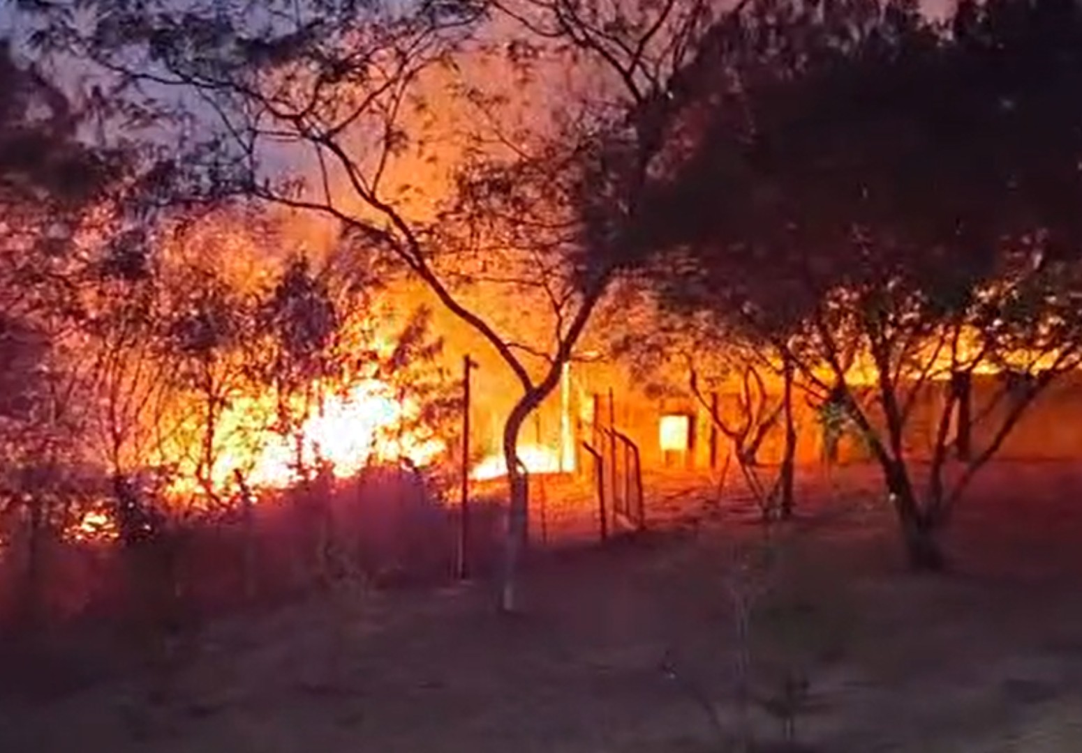 Incêndio florestal atinge área preservada atrás de condomínio em Sumaré