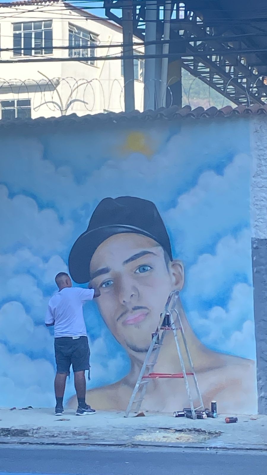 Amigos e familiares pintam painel em  homenagem a motociclista morto em Vila Isabel: 