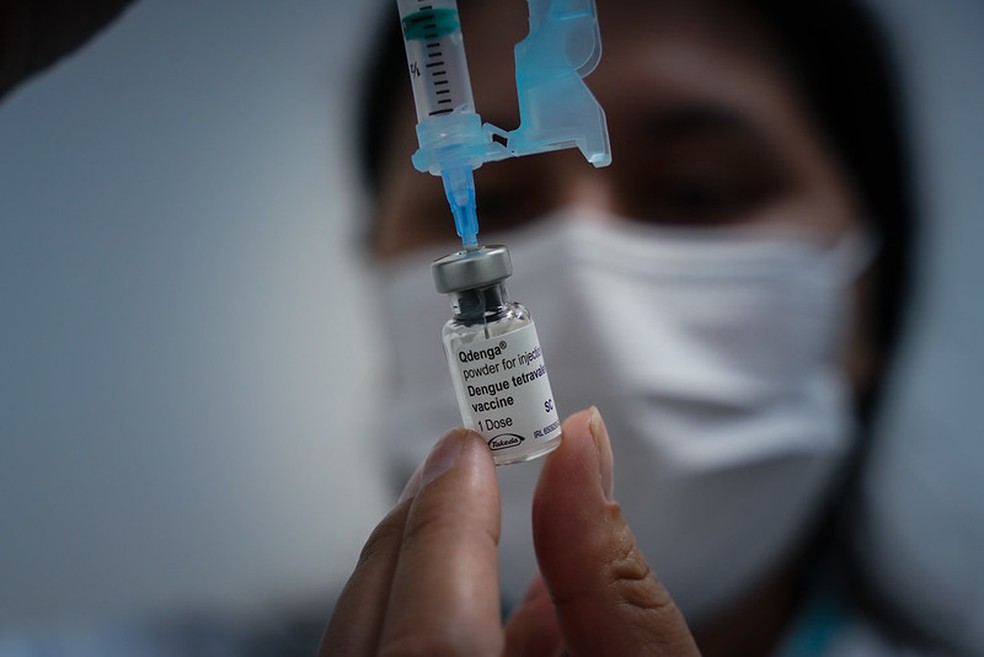 Trabalhadora da saúde manuseando vacina contra a dengue — Foto: Ricardo Wolffenbüttel/Secom-SC