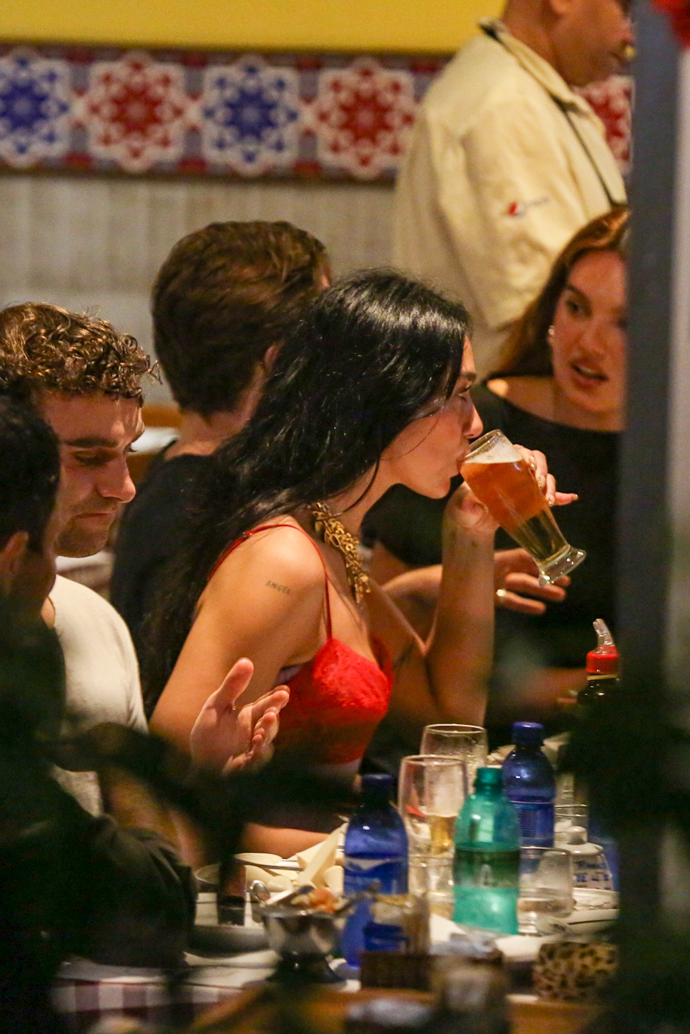 Dua Lipa toma chope em restaurante no Baixo Gávea