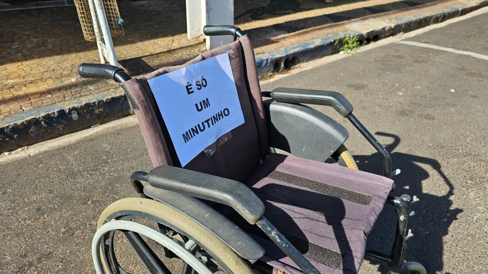 Cadeiras de rodas em vagas de estacionamento mostram importância de se respeitar espaço para PCDs